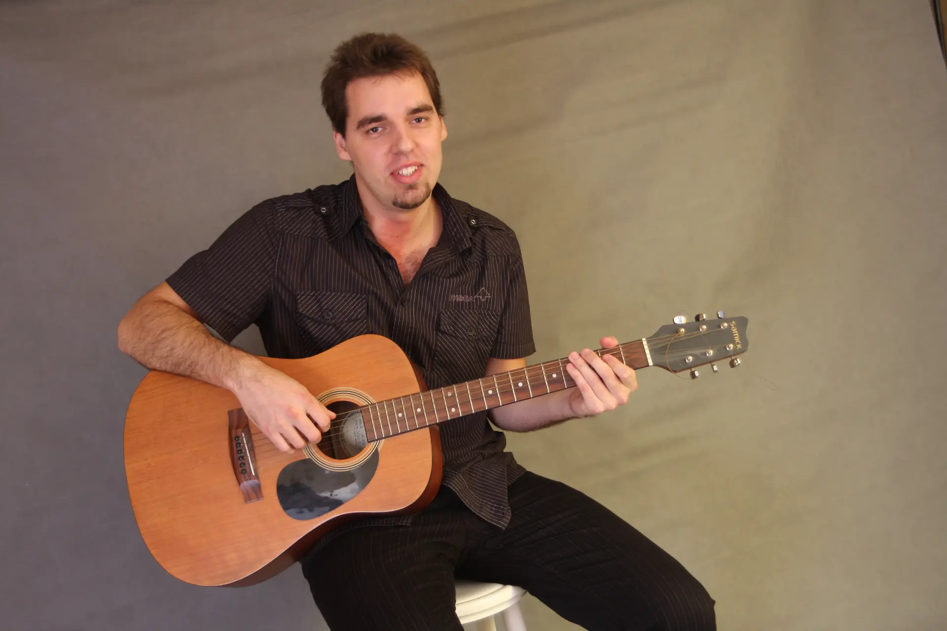 Bartosz Jażdżewski z gitarą